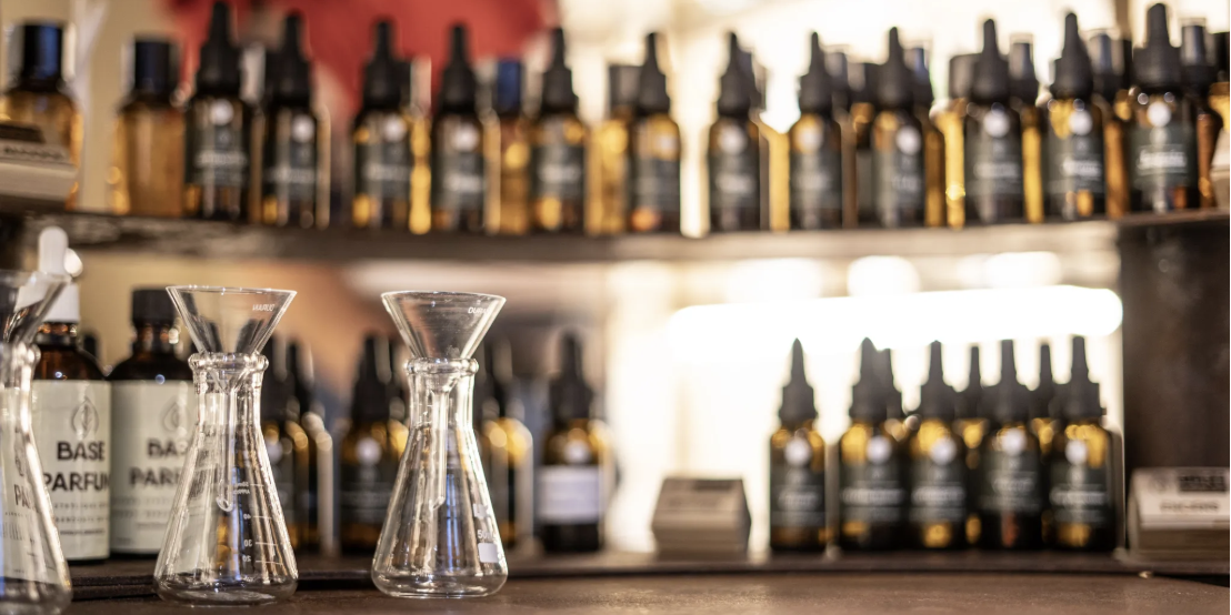 Atelier parfum naturel à Grasse ou atelier classique : lequel choisir ? 3 Capture decran 2025 05 07 a 21.12.58 uai