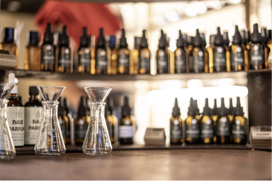 A natural perfume workshop in Grasse or a traditional workshop: which one should you choose?